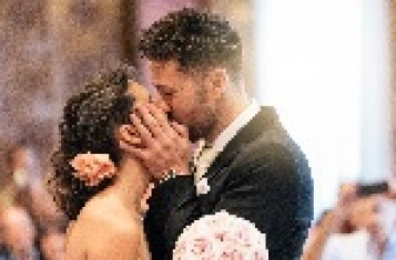 Canva_-_Couple_kissing_klein